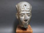 Tête de pharaon coiffé de la couronne khepresh ornée d'un...