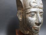 Tête de pharaon coiffé de la couronne khepresh ornée d'un...