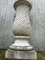 France, XVIIIème siècle. Colonne torsadée en marbre blanc. Haut. :...
