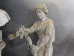 École française vers 1880. Figure féminine allégorique. Statue en marbre....