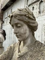 École française vers 1880. Figure féminine allégorique. Statue en marbre....