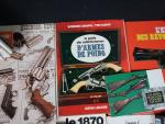 Lot de livres sur les armes et l'histoire.