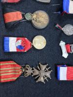 France Lot de 13 décorations, dont Interalliés, Croix de guerre,...