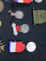 France Lot de 13 décorations, dont Interalliés, Croix de guerre,...