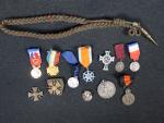 France Lot de 12 décorations, dont travail, Croix de guerre,...