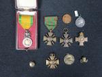 France Lot de décorations, dont Médaille militaire ruban et écrin,...