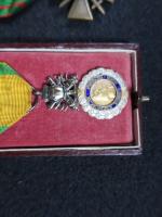 France Lot de décorations, dont Médaille militaire ruban et écrin,...