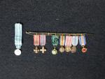 France Barrette de 8 décorations, miniatures, dont Croix de guerre,...