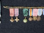 France Barrette de 8 décorations, miniatures, dont Croix de guerre,...