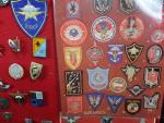 France Lot d'insignes dont Parachutistes, montés sur panneau, dont reproductions....