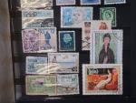 Dans 1 carton collection/vrac de France essentiellement, timbres sous pochettes...