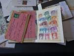 1 carton de vrac avec 3 albums de timbres de...
