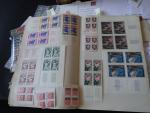 1 carton de vrac avec 3 albums de timbres de...