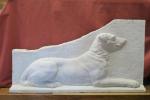 Plaque en marbre blanc sculpté en bas-relief d'un chien couché...