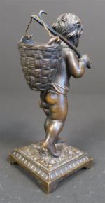 Petit pêcheur au harpon et panier en osier, en bronze...