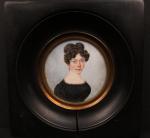 Miniature ronde représentant une jeune femme à la robe noire....