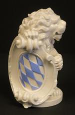 NYMPHENBURG (Allemagne) : Deux lions héraldiques en porcelaine blanche, présentant...
