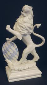 NYMPHENBURG (Allemagne) : Deux lions héraldiques en porcelaine blanche, présentant...