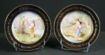 VIENNE (Autriche) : Paire d'assiettes en porcelaine à décor polychrome...