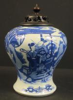 CHINE : Potiche de forme balustre en porcelaine bleu blanc...