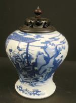 CHINE : Potiche de forme balustre en porcelaine bleu blanc...