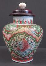 CHINE : Potiche de forme balustre en porcelaine décorée en...