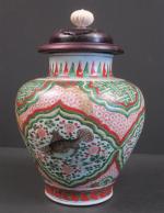 CHINE : Potiche de forme balustre en porcelaine décorée en...