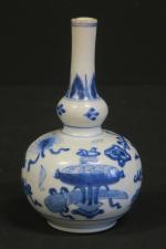 CHINE : Petit vase de forme double gourde à long...