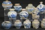CHINE : Ensemble de 16 vases miniatures en porcelaine à...