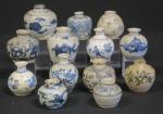 CHINE : Ensemble de 13 vases miniatures en porcelaine à...