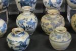 CHINE : Ensemble de 13 vases miniatures en porcelaine à...