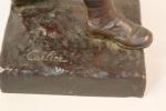 Carlier (XXè) « Poilu marchant » Bronze patiné, signé sur la terrasse....