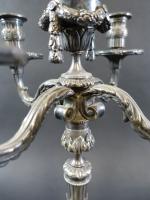 Paire de candélabres à cinq lumières de style Louis XVI...