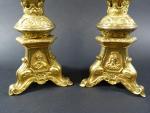 Paire de petits piques-cierges d'autel en bronze doré et laiton,...