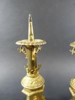 Paire de petits piques-cierges d'autel en bronze doré et laiton,...