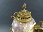 Urne de style Louis XVI en marbre veiné violet et...
