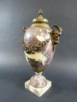 Urne de style Louis XVI en marbre veiné violet et...