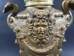 Urne sur piédouche de style Renaissance en bronze à décor...