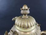 Urne sur piédouche de style Renaissance en bronze à décor...