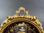 Reliquaire de forme ronde orné au centre d'une miniature représentant...