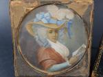 Grande miniature ronde représentant une jeune femme au chapeau à...
