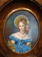 Grande miniature ovale signée J. GUILLORY représentant une jeune fille...