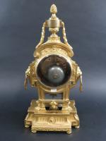 Pendule d'époque Louis XVI en bronze doré à décor de...