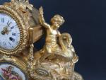 LENOIR à Paris : Pendule en bronze doré, le cadran...