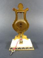 Pendulette de bureau en forme de lyre en bronze à...