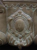 Paire de grands bougeoirs tripodes d'ép. XVII's en bronze à...