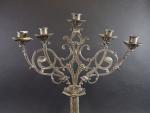 Candélabre d'autel à cinq branches en bronze à décor feuillagé,...