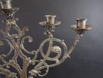 Candélabre d'autel à cinq branches en bronze à décor feuillagé,...