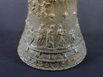 Clochette liturgique en bronze ciselé à décor des douze apôtres...