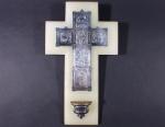 Croix-bénitier en métal argenté gravé de scènes religieuses sur plaque...